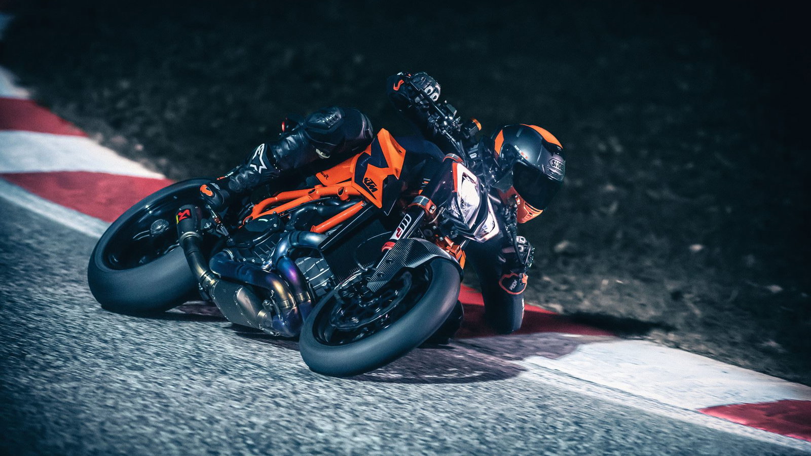 KTM 1290 SUPER DUKE R MY20 - Action-3.jpg